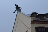 И даже на крышах можно увидеть скульптуры в Литве