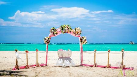 Свадебная арка для росписи на берегу пляжа Juanillo