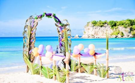 Украшение арки для проведения символической свадебной церемонии на пляже Макао, Доминикана