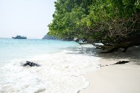 Симиланские острова. Это белоснежный песок, экзотические бухты, манящие своей нетронутой природой