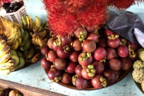 Экзотический фрукт - Мангостин (вкусовые сочетания ананаса, персика, клубники и винограда)